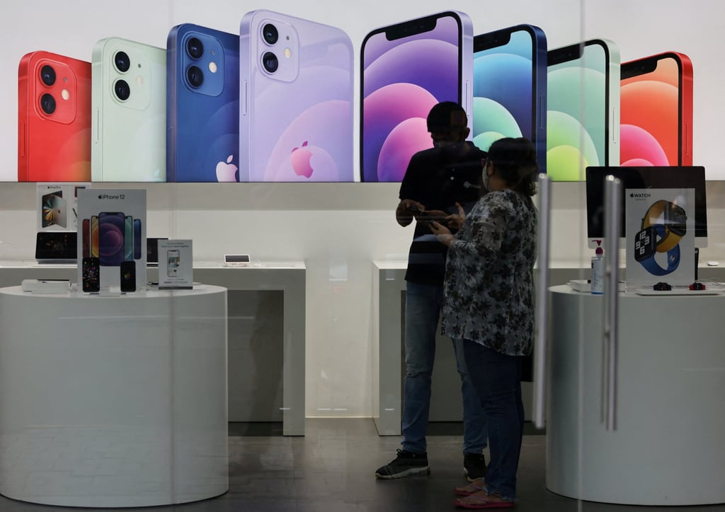 A salesperson speaks to a customer at an Apple reseller store in Mumbai, India September 1, 2021. Photo: Reuters