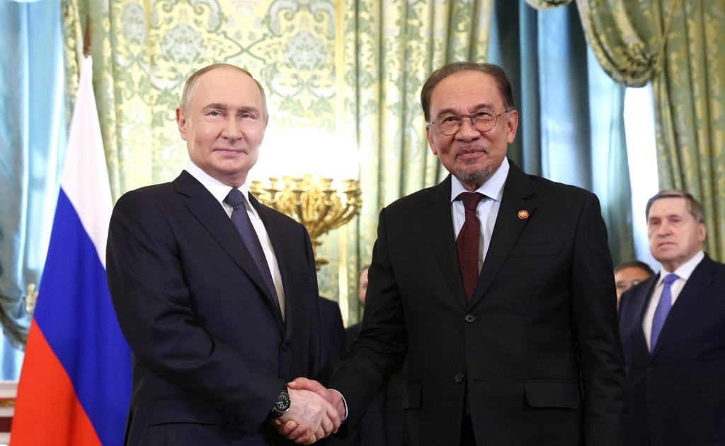 俄罗斯总统弗拉基米尔·普京(Vladimir Putin)于5月在克里姆林宫(Kremlin)与马来西亚总理安瓦尔·易卜拉欣(Anwar Ibrahim)握手。照片:克里姆林宫/DPA 俄罗斯总统弗拉基米尔·普京(Vladimir Putin)于5月在克里姆林宫(Kremlin)与马来西亚总理安瓦尔·易卜拉欣(Anwar Ibrahim)握手。照片:克里姆林宫/DPA