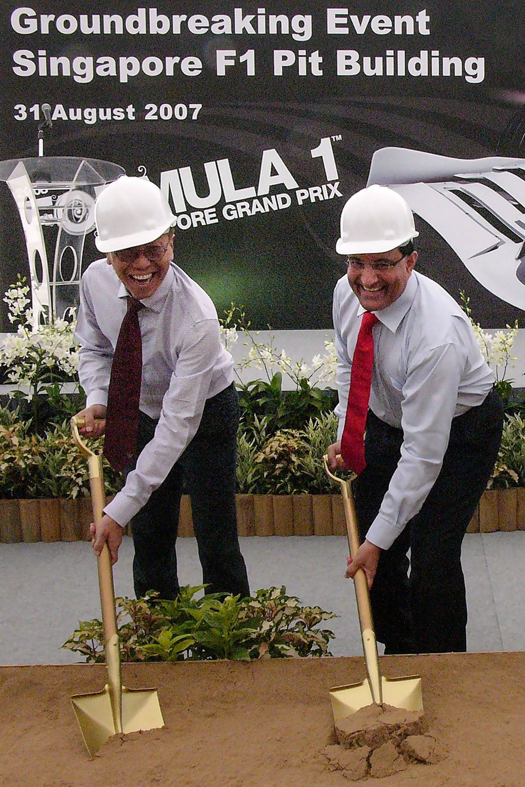 Ong Beng Seng (left) and S. Iswaran at a groundbreaking ceremony in 2007 for the pit building for the Formula One Singapore Grand Prix. Photo: AFP