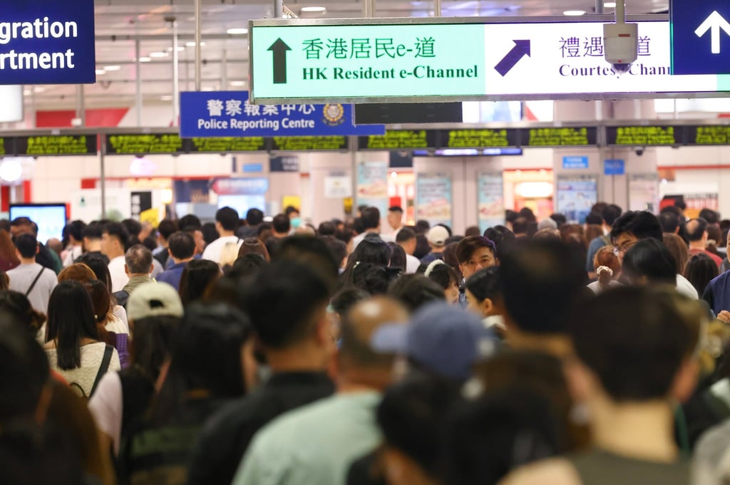 People head into Shenzhen via the Lok Ma Chau border crossing point on April 12. Photo: Dickson Lee People head into Shenzhen via the Lok Ma Chau border crossing point on April 12. Photo: Dickson Lee
