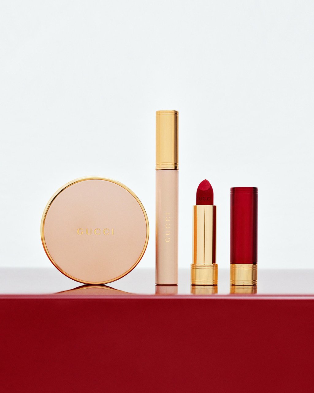 Gucci Beauty Eternity of Beauty On Transfer Foundation, Mat Red Lips Mat em 509 Rosso Ancora e o rímel duradouro L'Bcur. Foto: folheto