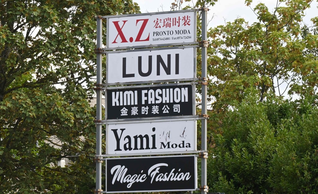 Signe publicitaire pour une première usine de mode de mode dans le district industriel de Prato, dans le centre d'Italie. Photo: AFP Signe publicitaire pour une première usine de mode de mode dans le district industriel de Prato, dans le centre d'Italie. Photo: AFP
