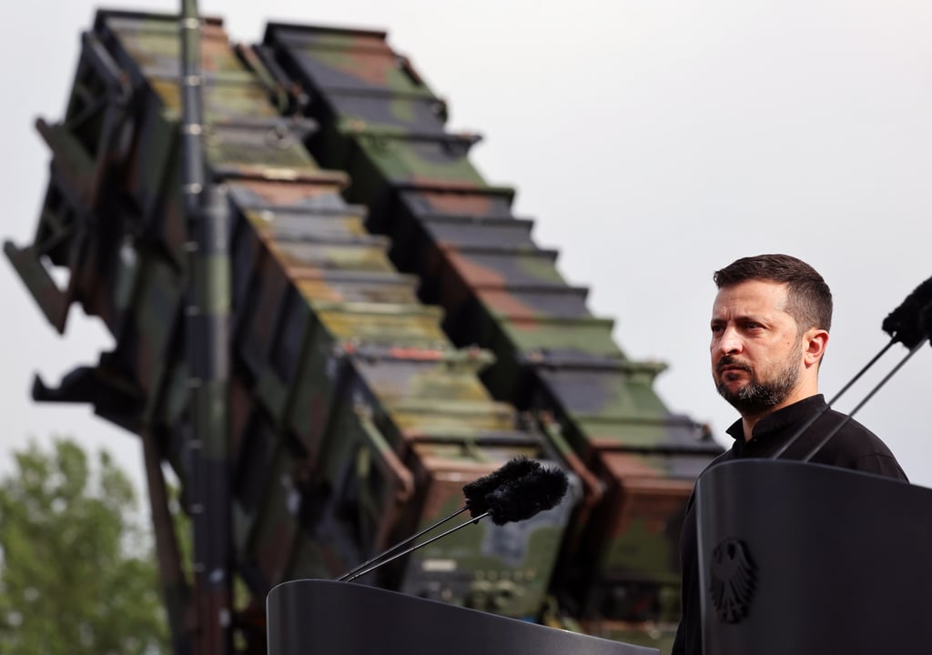 Ukrainian President Volodymyr Zelensky stands in front of a “Patriot” anti-aircraft missile system during his visit to a military training area last year. Photo: dpa