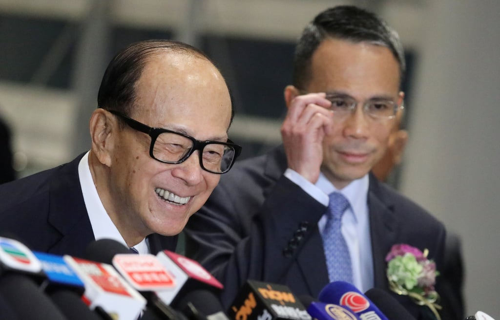 Li Ka-shing (left) with his elder son Victor Li Tzar-kuoi (right) during the annual dinner of his flagship company CK Asset Holdings in Wan Chai on January 10, 2020. Photo: Dickson Lee Li Ka-shing (left) with his elder son Victor Li Tzar-kuoi (right) during the annual dinner of his flagship company CK Asset Holdings in Wan Chai on January 10, 2020. Photo: Dickson Lee