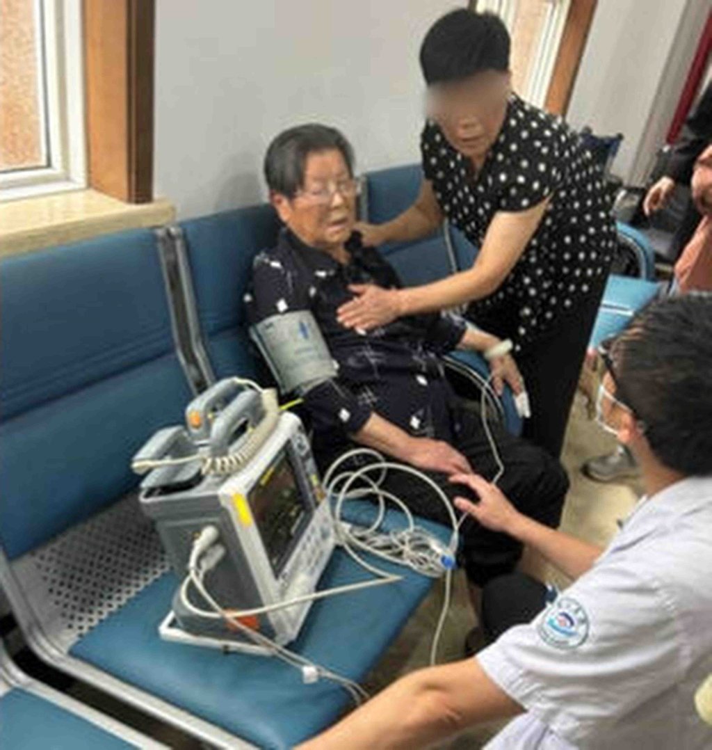 He needed medical attention after becoming emotional on seeing her son in handcuffs. Photo: Weibo He needed medical attention after becoming emotional on seeing her son in handcuffs. Photo: Weibo