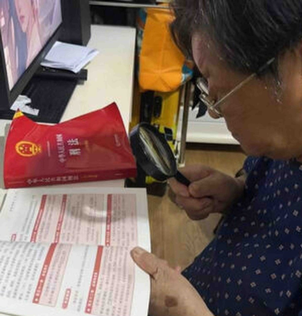 Nonagenarian He pours over legal documents so that she can defend her son in court. Photo: Weibo Nonagenarian He pours over legal documents so that she can defend her son in court. Photo: Weibo