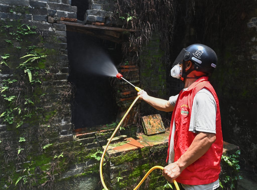A worker sprays insecticide in Foshan, Guangdong province on July 25 amid a campaign to eliminate mosquitoes and increase sanitation. Photo: Xinhua A worker sprays insecticide in Foshan, Guangdong province on July 25 amid a campaign to eliminate mosquitoes and increase sanitation. Photo: Xinhua
