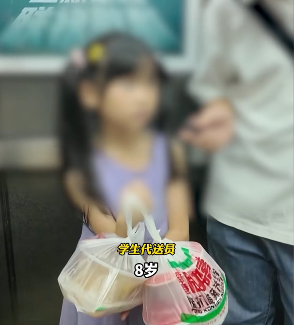 Little girls are among the children being used by couriers to deliver food. Photo: Douyin Little girls are among the children being used by couriers to deliver food. Photo: Douyin