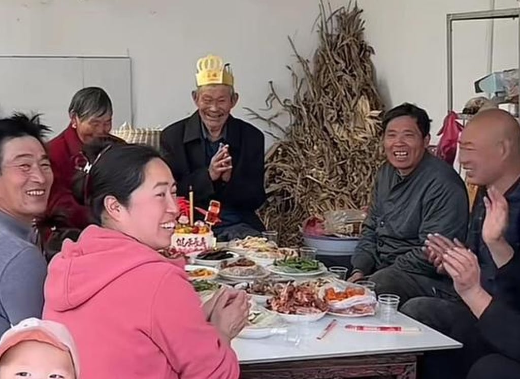 The octogenarian influencer is surrounded by his family at his 80th birthday celebrations. Photo: Weibo