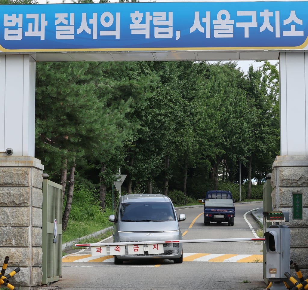 A vehicle carrying the special counsel team drives out of the gate of Seoul Detention Centre in Uiwang after their second failed attempt to arrest jailed former president Yoon Suk-yeol. Photo: EPA/Yonhap A vehicle carrying the special counsel team drives out of the gate of Seoul Detention Centre in Uiwang after their second failed attempt to arrest jailed former president Yoon Suk-yeol. Photo: EPA/Yonhap