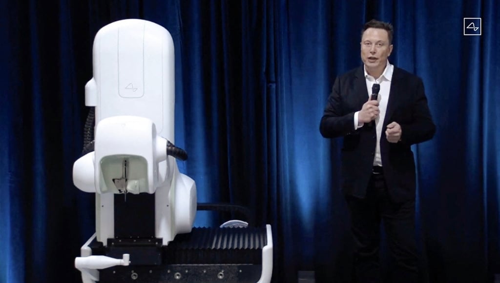 Elon Musk stands next to the surgical robot during a Neuralink presentation in 2020. Photo: AFP