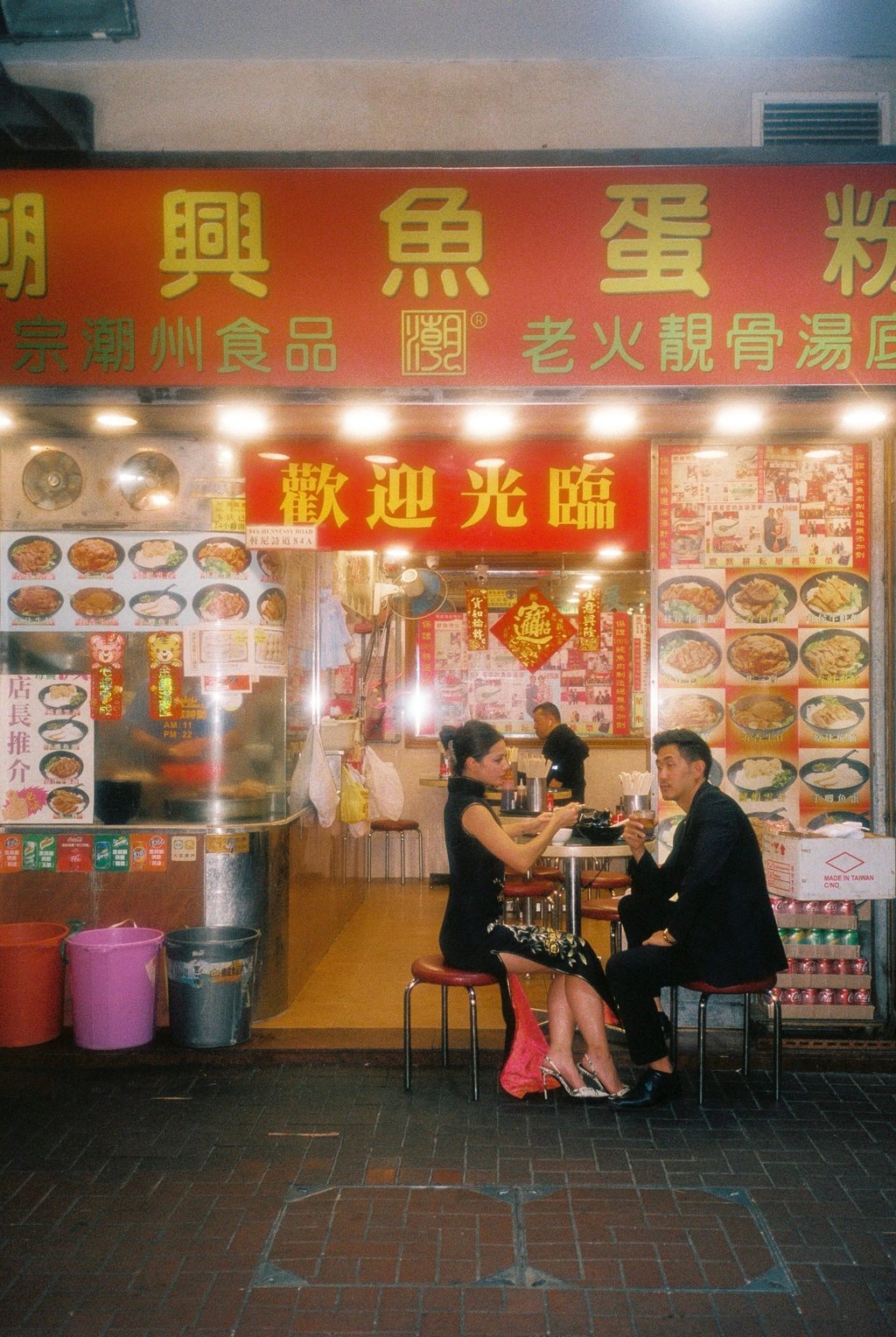 Ewa y Jeromy Ko comen en las ramas de Chiu Hing Fishball Sube en Hong Kong. Foto: Nom Life Ewa y Jeromy Ko comen en las ramas de Chiu Hing Fishball Sube en Hong Kong. Foto: Nom Life