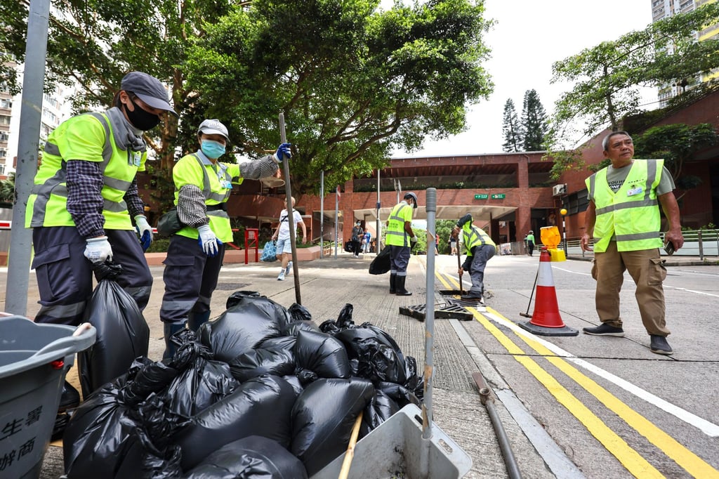 Workers clear sewage drains around Lei Tung Estate. Photo: Karma Lo Workers clear sewage drains around Lei Tung Estate. Photo: Karma Lo