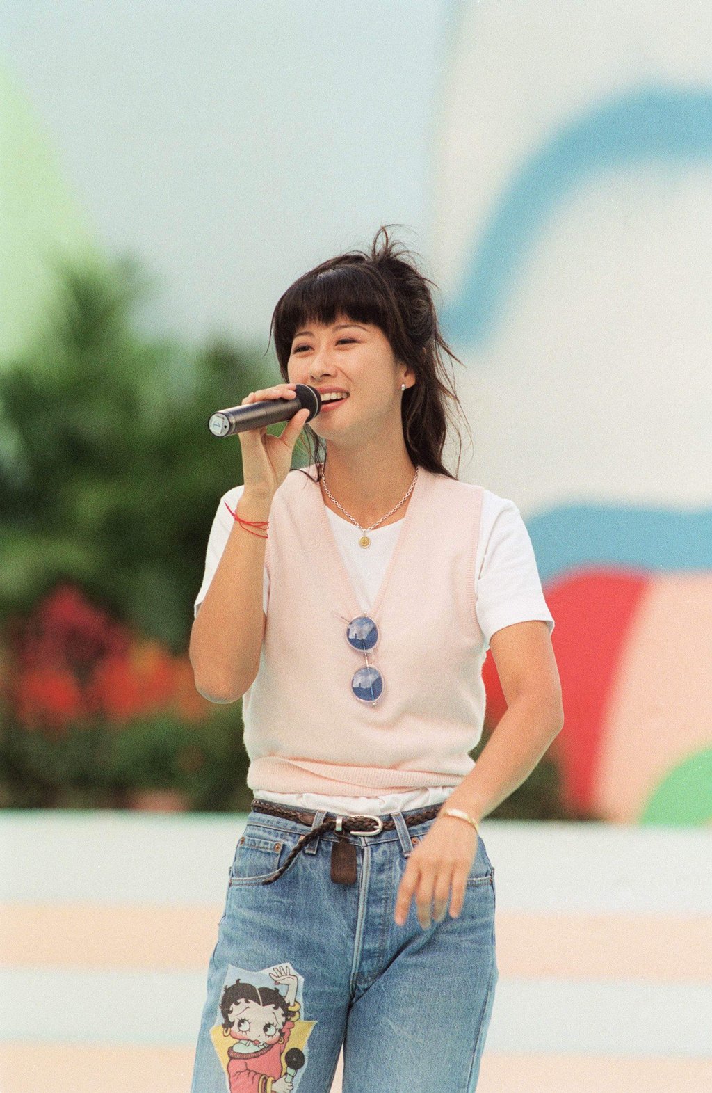 Sally Yeh actuó en Hong Kong en 1994. La cantante y actriz se elevó al pináculo del negocio de espectáculos de Hong Kong a pesar de su llegada a una ciudad que no puede hablar cantonés. Foto: Martin Chan Sally Yeh actuó en Hong Kong en 1994. La cantante y actriz se elevó al pináculo del negocio de espectáculos de Hong Kong a pesar de su llegada a una ciudad que no puede hablar cantonés. Foto: Martin Chan