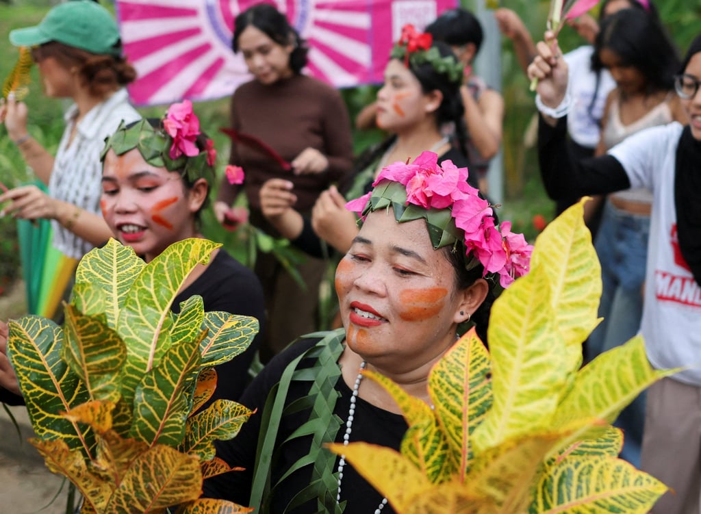 Sunnyda Yok Nun leads members of the public in performing the “Sewang”, a traditional Semai indigenous dance, during the Women’s Day celebration at Petaling Jaya, Malaysia, on March 8. Photo: Reuters