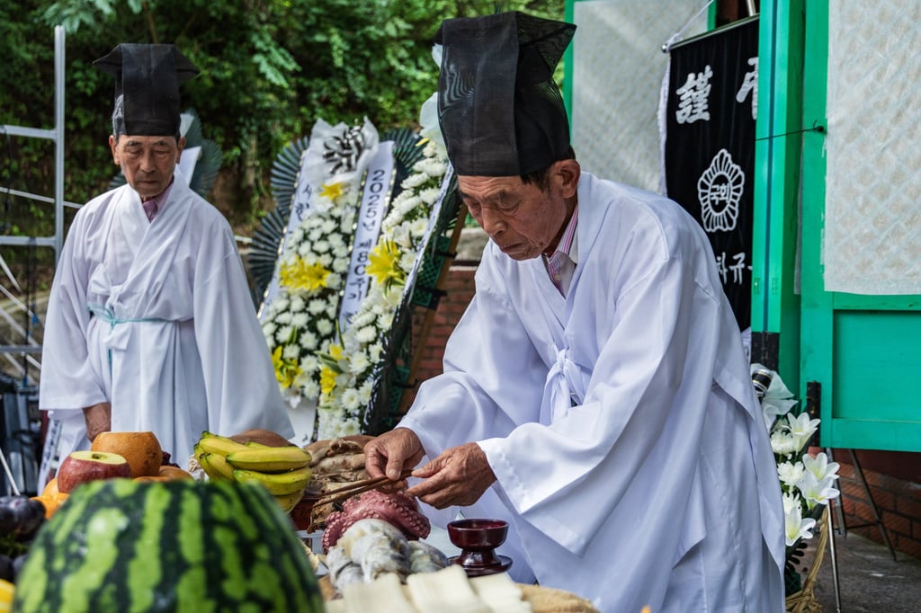 Ahn Won-sang, a Korean atomic bomb survivor, pays tribute to Korean victims during a memorial service on Wednesday. Photo: Kim Jung-yeop Ahn Won-sang, a Korean atomic bomb survivor, pays tribute to Korean victims during a memorial service on Wednesday. Photo: Kim Jung-yeop