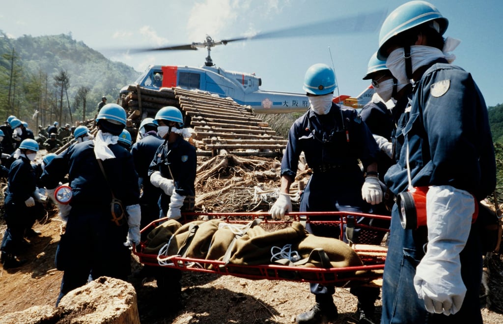 Rescuers carry the bodies of victims from the site of the Japan Airlines Flight 123 crash near Mount Osutaka in Japan on August 13, 1985. Photo: AFP Rescuers carry the bodies of victims from the site of the Japan Airlines Flight 123 crash near Mount Osutaka in Japan on August 13, 1985. Photo: AFP