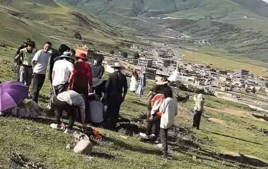 After the groundhog grabbed a tourist’s car keys and hid them in its burrow, the entire village came out to help recover them. Photo: thecover.cn