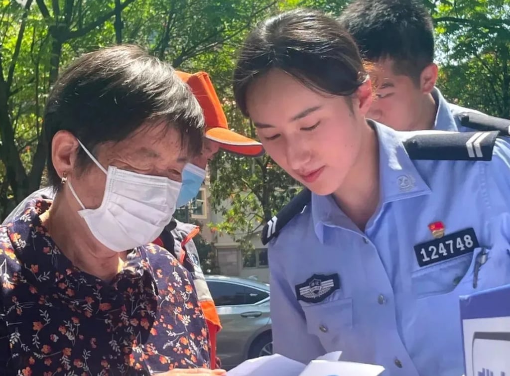 Meskipun ketenarannya di dunia maya, Ying tetap rendah hati dan berkomitmen untuk melayani masyarakat. Foto: QQ.com