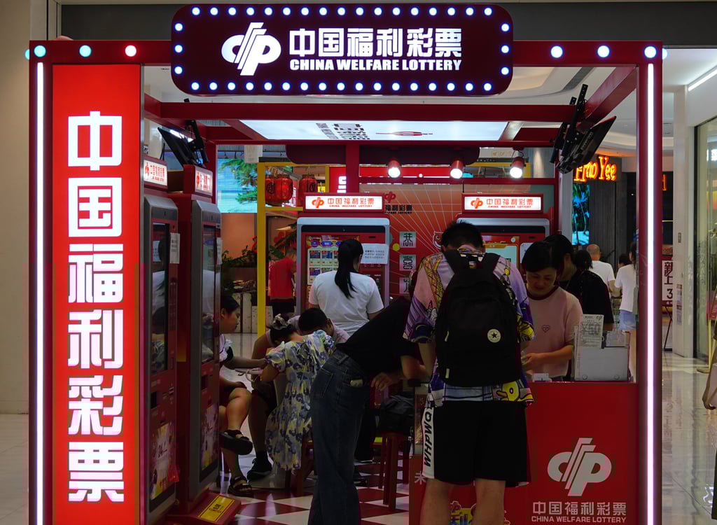 After collecting her winnings, the woman presented the lottery shop owner with a cash-filled red envelope and a silk banner as a gesture of thanks. Photo: Getty Images