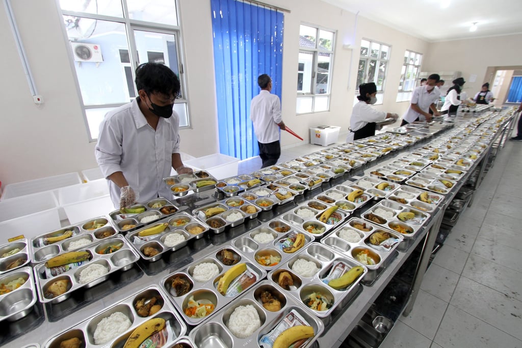 Workers prepare breakfast packages before distributing them to schools in Indonesia’s Surakarta, Central Java on January 6. Photo: Xinhua