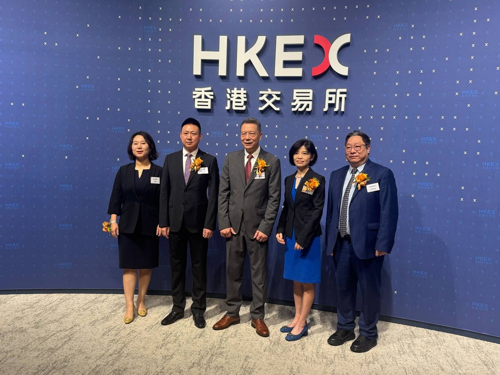 Wang Qinghua (center), the founder and chairman of Innogen Pharmaceuticals, at the company’s trading debut at the Hong Kong stock exchange on August 15, 2025. Photo: Julie Zhang