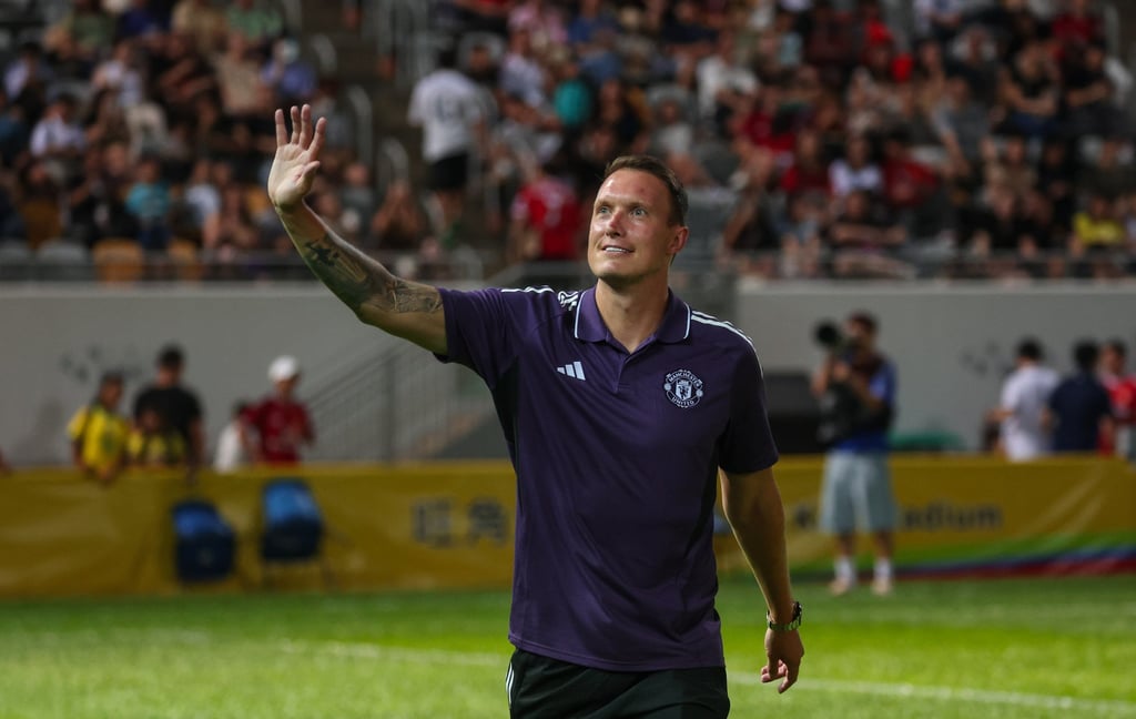 Manchester United legend Phil Jones did a lap of honour before the match. Photo: Edmond So