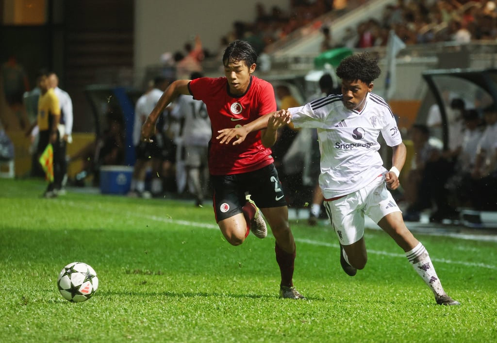 Manchester United’s Jaice (right) in a race for the ball with Hong Kong’s Nigel Lau. Photo: Edmond So Manchester United’s Jaice (right) in a race for the ball with Hong Kong’s Nigel Lau. Photo: Edmond So