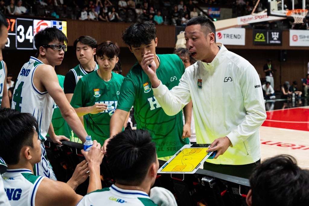 HKU head coach James Chan (right) giving instructions to his players. Photo: Gym Aesthetics / WUBS