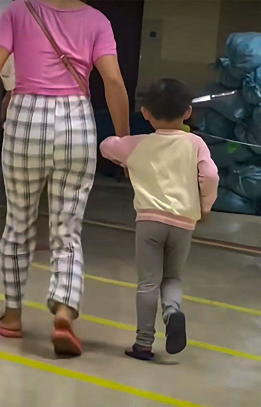 Millions of people have watched a video of the surprisingly calm mother and daughter online. Photo: weibo Millions of people have watched a video of the surprisingly calm mother and daughter online. Photo: weibo