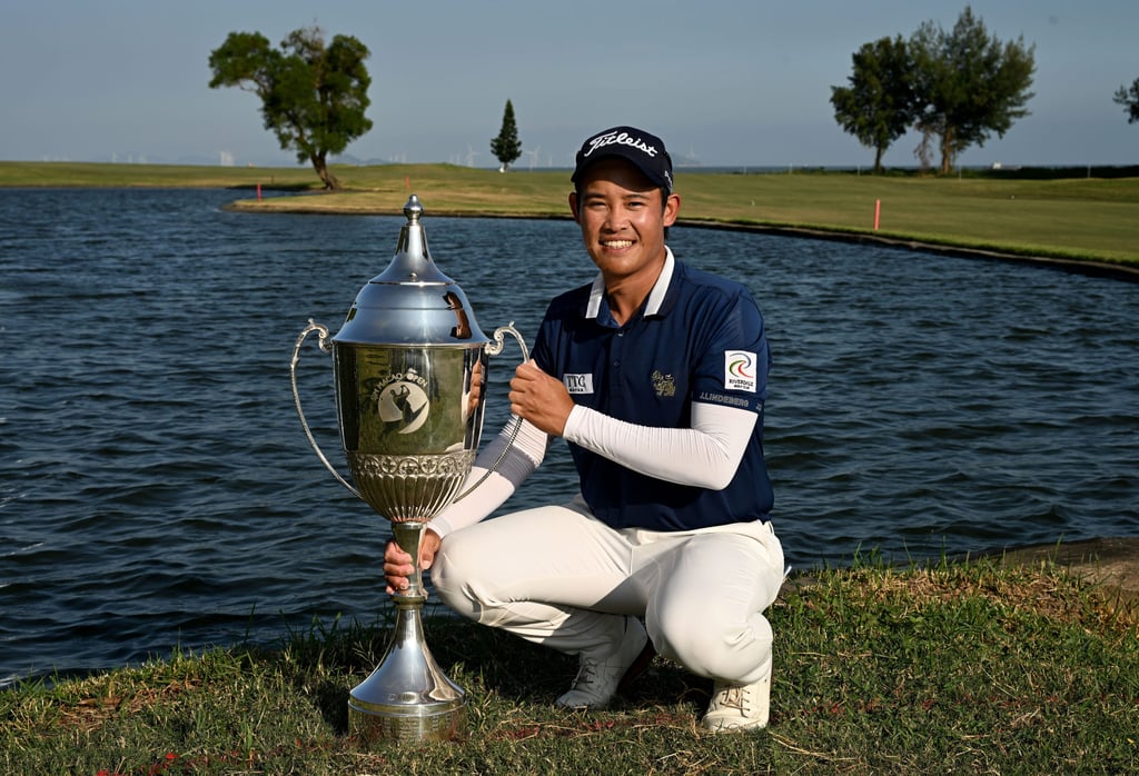 Rattanon Wannasrichan poses with his trophy after winning the 2024 Macau Open. Photo: Handout
