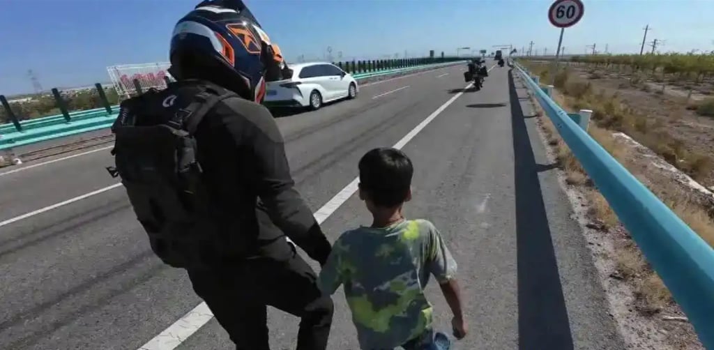 The motorcycle influencer found the boy wandering along the side of a busy highway. Photo: Baidu The motorcycle influencer found the boy wandering along the side of a busy highway. Photo: Baidu