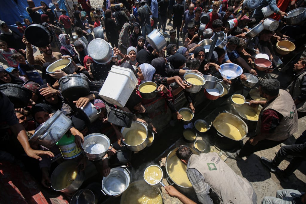Warga Palestina yang mengungsi menunggu makanan di Kota Gaza pada 2 Agustus. Foto: Xinhua