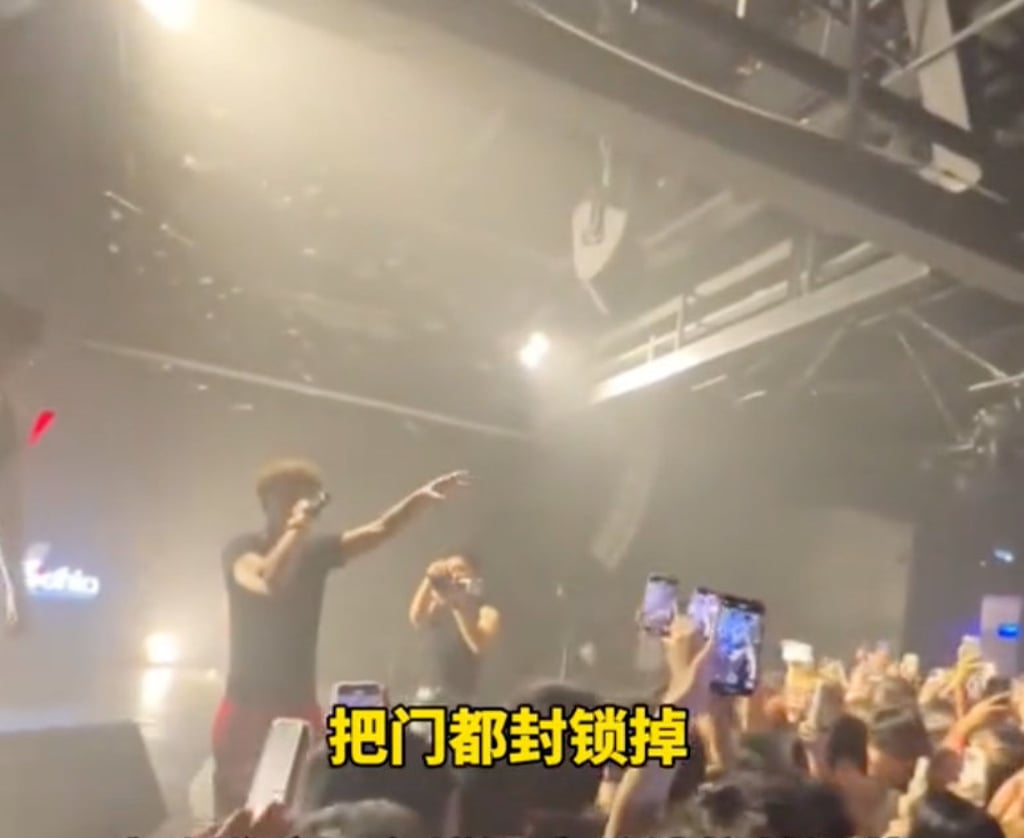 Following the shocking revelation, the singer instructed the staff to secure the venue’s doors and review the surveillance footage. Photo: Douyin Following the shocking revelation, the singer instructed the staff to secure the venue’s doors and review the surveillance footage. Photo: Douyin