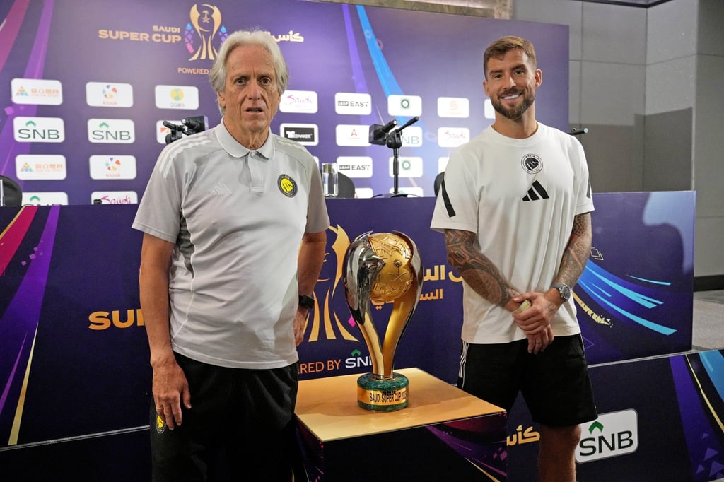 Jorge Jesus (left) and Inigo Martínez with the trophy they will try to win on Saturday. Photo: May Tse
