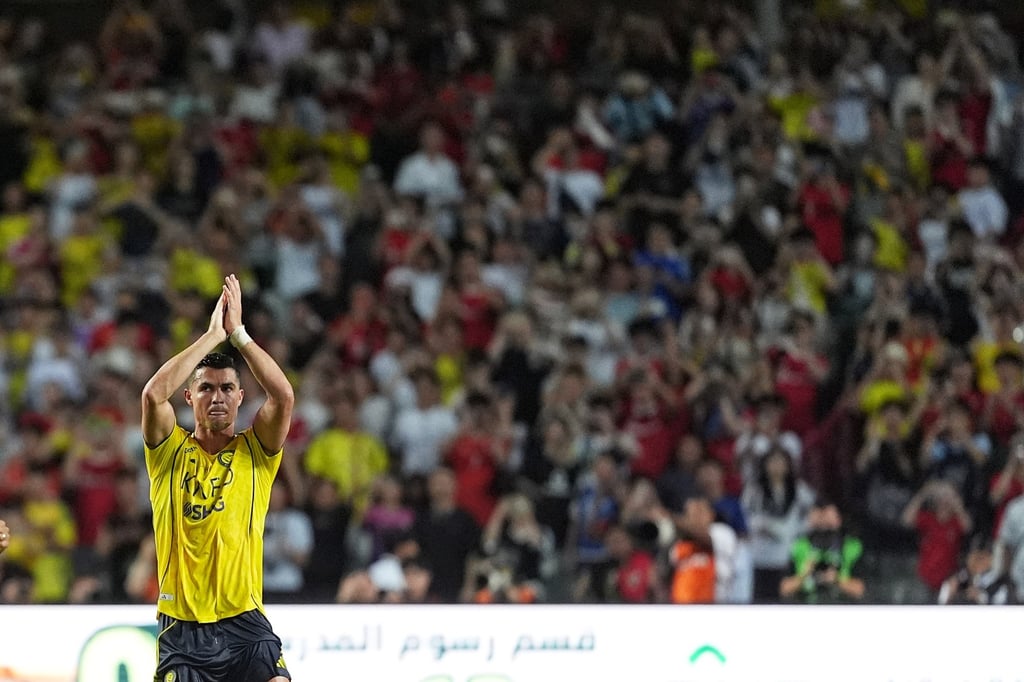 Ronaldo applauds supporters as he is substituted in Al-Nassr’s victory over Al-Ittihad. Photo: Elson Li