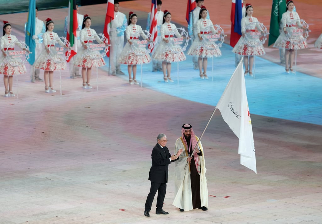 First Vice-President Timothy Fok (left) handing over the OCA flag at the Harbin closing ceremony. Photo: Reuters