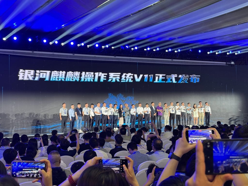 Les dirigeants de logiciels de Kylin apparaîtront sur la scène de la société, qui a commencé à passer au dernier système d'exploitation lors de la conférence de l'industrie du système d'exploitation chinois qui s'est tenue mardi à Pékin. Photo: Matériel de distribution