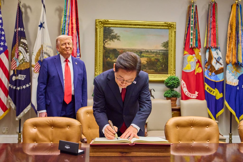 South Korea’s President Lee Jae-myung signs the guest book at the White House in front of US President Donald Trump. Photo: dpa South Korea’s President Lee Jae-myung signs the guest book at the White House in front of US President Donald Trump. Photo: dpa