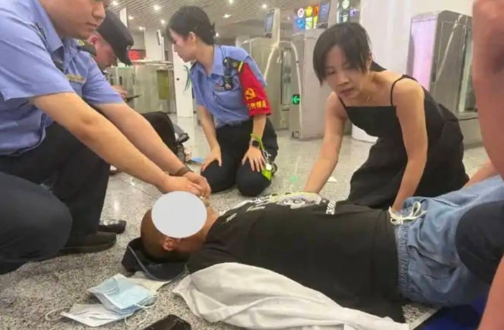Off-duty nurse, Li Mengyi, in a black dress, wasted no time at all after she heard a public announcement about the collapsed man. Photo: Douyin Off-duty nurse, Li Mengyi, in a black dress, wasted no time at all after she heard a public announcement about the collapsed man. Photo: Douyin