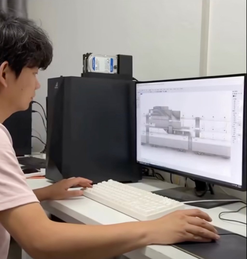 Xing, yang belajar otodidak, sedang bekerja keras di depan komputernya. Sang influencer harus mempelajari banyak keterampilan untuk membuat karya-karya mininya. Foto: Facebook