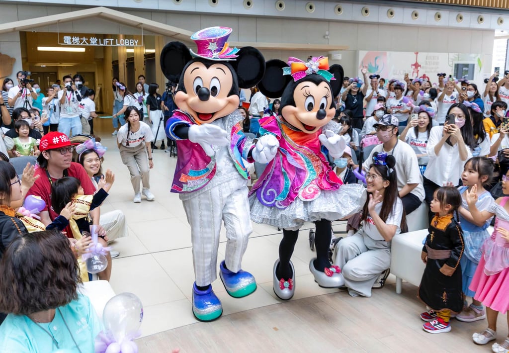 Disney VoluntEars join Mickey Mouse and Minnie Mouse in hosting a party for young patients and their families at Hong Kong Children’s Hospital in Kowloon City. Disney VoluntEars join Mickey Mouse and Minnie Mouse in hosting a party for young patients and their families at Hong Kong Children’s Hospital in Kowloon City.