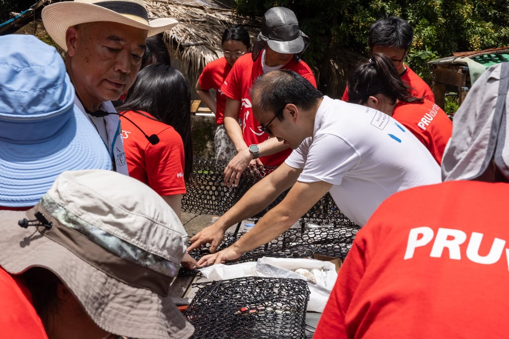 Prudential staff and volunteers help build the modular wire reefs. Prudential staff and volunteers help build the modular wire reefs.