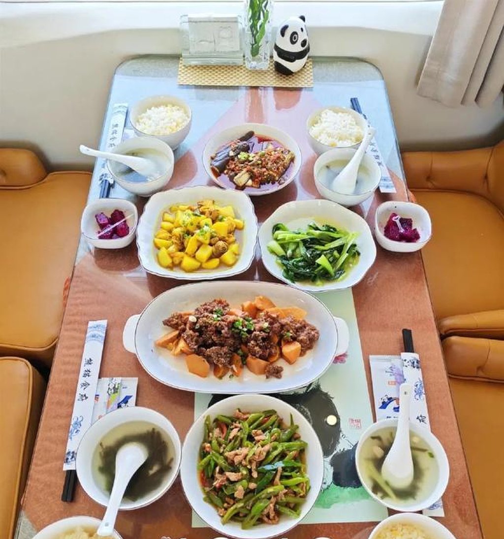 Promotional materials for the train trip promised “exquisitely plated meals”. Photo: 163.com Promotional materials for the train trip promised “exquisitely plated meals”. Photo: 163.com