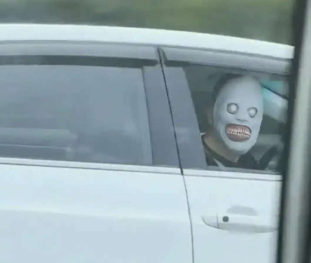 Foreign teacher Hugo looks out of the car wearing the mask, leaving other road users “taken aback”. Photo: Baidu