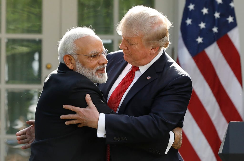 Thủ tướng Ấn Độ Narendra Modi ôm Tổng thống Hoa Kỳ Donald Trump khi họ đưa ra tuyên bố chung tại Vườn Hồng của Nhà Trắng vào tháng 6 năm 2017. Ảnh: Reuters Thủ tướng Ấn Độ Narendra Modi ôm Tổng thống Hoa Kỳ Donald Trump khi họ đưa ra tuyên bố chung tại Vườn Hồng của Nhà Trắng vào tháng 6 năm 2017. Ảnh: Reuters