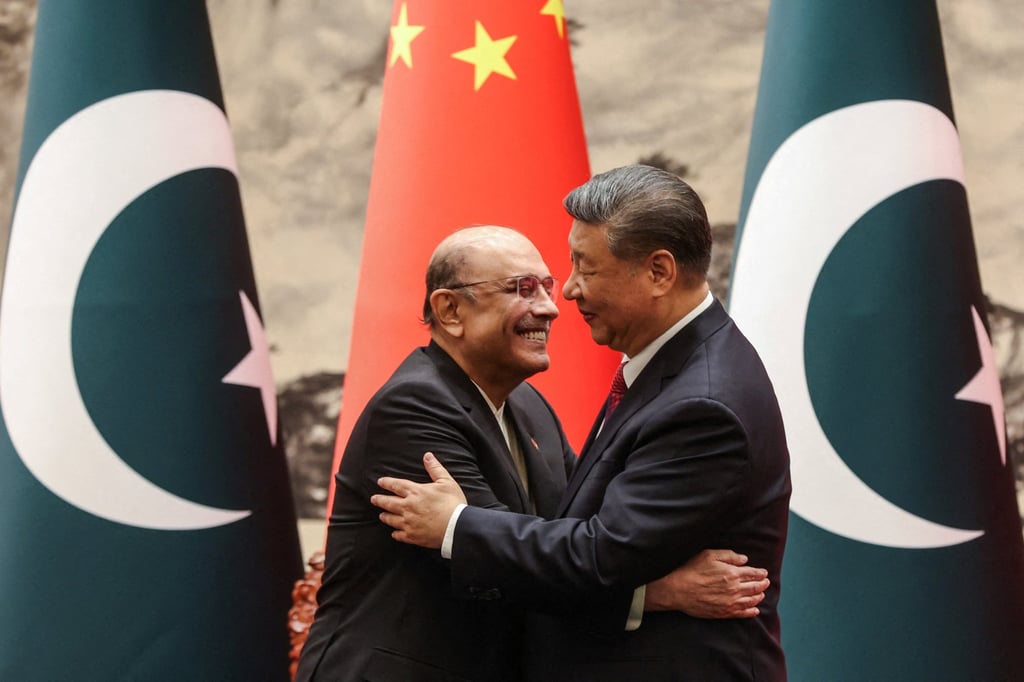 Chủ tịch Trung Quốc Tập Cận Bình ôm Tổng thống Pakistan Asif Ali Zardari tại lễ ký kết tại Đại lễ đường Nhân dân ở Bắc Kinh vào tháng 2. Ảnh: Reuters Chủ tịch Trung Quốc Tập Cận Bình ôm Tổng thống Pakistan Asif Ali Zardari tại lễ ký kết tại Đại lễ đường Nhân dân ở Bắc Kinh vào tháng 2. Ảnh: Reuters
