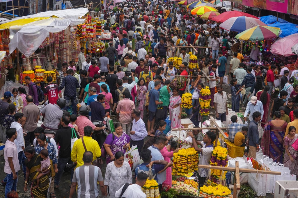 Người dân chen chúc tại một khu chợ ở Mumbai hôm thứ Tư. Tỷ lệ đô thị hóa của Ấn Độ là 35%, so với 66% của Trung Quốc. Ảnh: AFP Người dân chen chúc tại một khu chợ ở Mumbai hôm thứ Tư. Tỷ lệ đô thị hóa của Ấn Độ là 35%, so với 66% của Trung Quốc. Ảnh: AFP