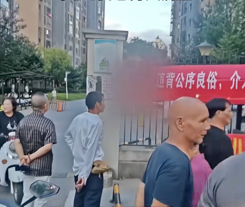 The woman’s banners assert that her best friend’s affair with her husband violates public order and moral standards, drawing significant attention from the neighbourhood. Photo: Douyin The woman’s banners assert that her best friend’s affair with her husband violates public order and moral standards, drawing significant attention from the neighbourhood. Photo: Douyin