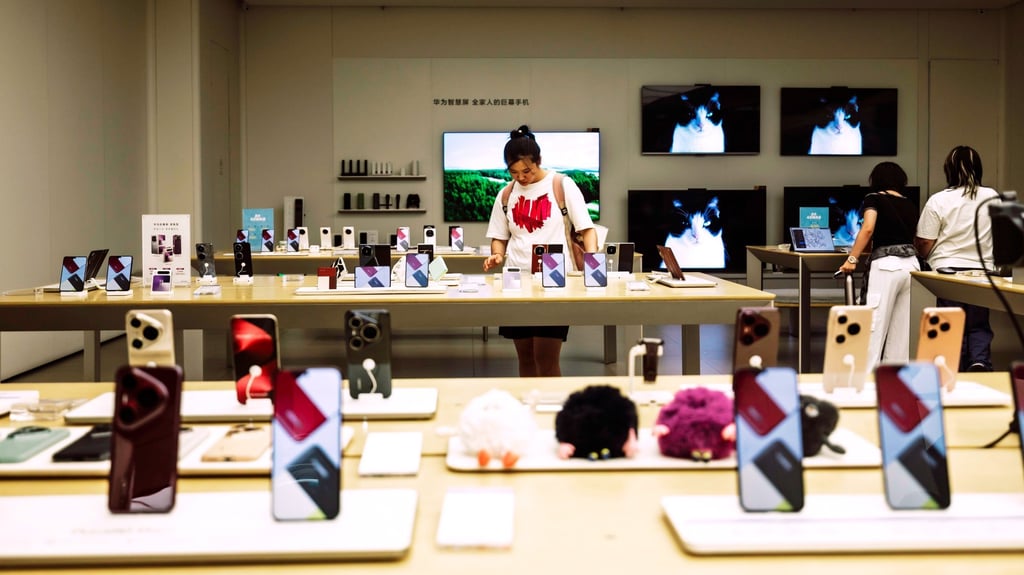 A customer looks at phones in a Huawei store in Shanghai, August 26 2025. Photo: EPA A customer looks at phones in a Huawei store in Shanghai, August 26 2025. Photo: EPA